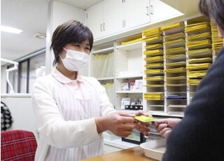 笑顔で接客することを心掛けています。