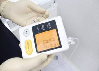 飲みこむ力を判断するために用いる舌圧計です。