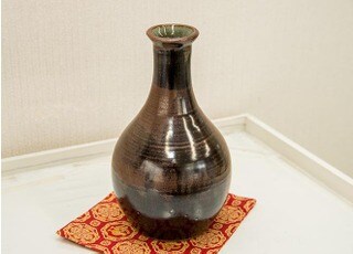 医院長が作った陶芸作品です。