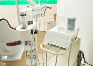 歯の表面と歯周ポケット内の汚れを落とします。