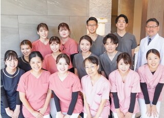 歯科医師とスタッフ