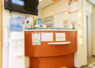 ご来院されましたら受付に診察券のご提示をお願いします。