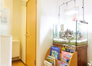 本や雑誌をご用意しています。待ち時間にご自由にお読みください。