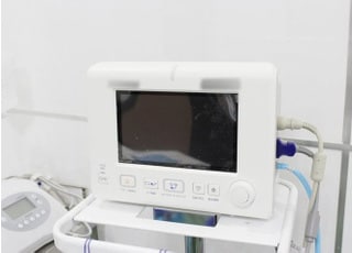生体情報モニターです。治療の際に使用し、患者さまの容態把握に努めています。