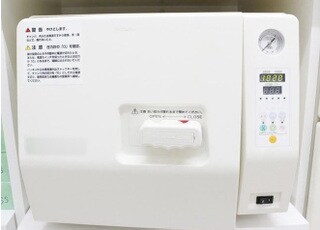 治療で使用した器具をこちらの滅菌器で滅菌しております。