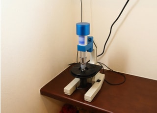 位相差顕微鏡も使用することで、お口の中の細菌を確認して実際に見ていただきます。それによってお口に対するモチベーション向上にもつなげております。