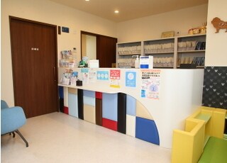 当院の受付です。恐怖や不安をできるだけなくせるよう、明るくていねいな応対を心がけてお待ちしております。