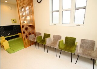 待合室は一人掛けのイスをご用意しております。こちらでお掛けになってお待ちください。