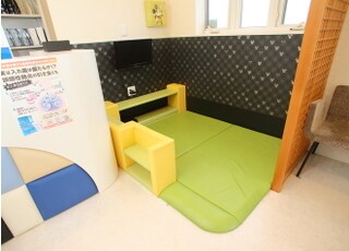 キッズスペースではおもちゃや絵本、テレビなどを置いております。