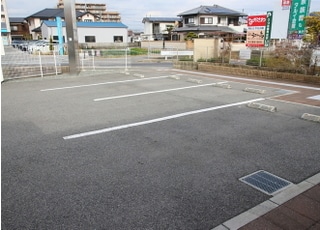 13台分の駐車スペースをご用意しております。