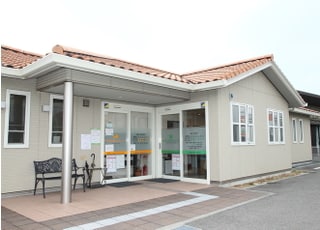 当院の外観です。歯科医院ではなく家のような外観としましたので、恐怖感も和らぐかと思います。