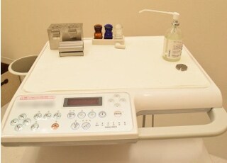 ユニット横の台にはできるだけものを置かず、必要最低限のものをお出しして治療を行います。