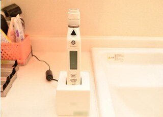 電動麻酔注射器です。これによって麻酔液注入時の痛みを抑えます。