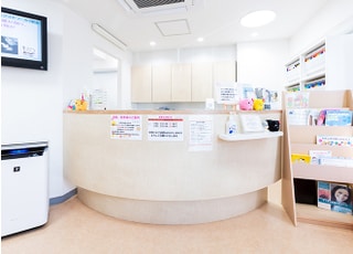 レセプションカウンターです。保険証や診察券をお持ちください