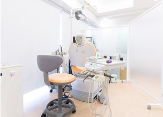 診療室は隣のユニットの間をパーティションで仕切っています