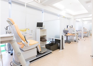 明るく開放的な診療室です