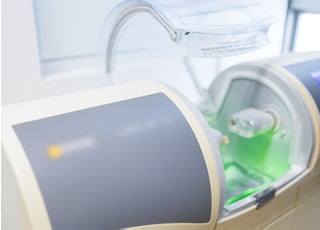 費用の負担を少なくするため、セラミック治療システムを導入しています。