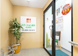 階段を上がってすぐが入り口です