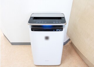院内は空気清浄機を稼働させております。