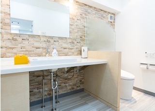 明るく清潔なお手洗いです。