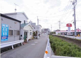 【3】川沿いを進んでいただき、