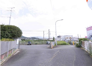 【5】突き当りに駐車場がございます。