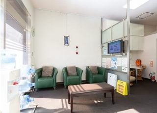 待合室です。お待ちいただくとしてもくつろいでいただけるよう、雑誌やテレビなどもご用意しております。