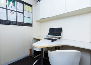 カウンセリングルームです。ここではデジタルレントゲンで撮影したデータなども確認し、ご希望などを踏まえた上で治療計画を立てます。