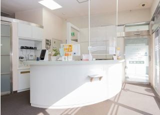 受付です。気兼ねなくお越しいただけるよう、ていねいで明るい接遇を心がけながらお待ちしております。