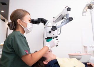 マイクロスコープを使用して、細かなところも丁寧に治療します。