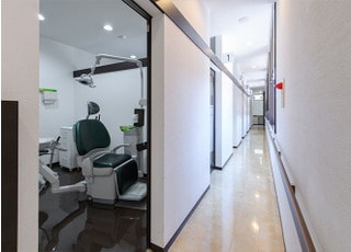 個室の診療室になります。