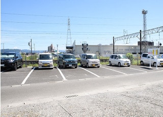 医院の南東側にも駐車場があります。