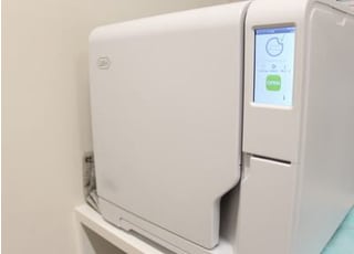 滅菌器を用いて治療に使用した器具を滅菌しています。