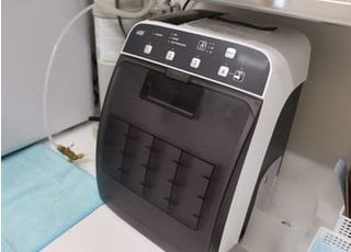 歯の切削などで使用するハンドピース専用の自動洗浄・注油機器です。