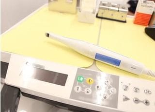 口腔内カメラでお口の状態を撮影し、説明時にはビジュアル化して分かりやすい説明を行えるように配慮しております。