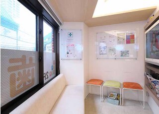 待合室には、ＴＶや雑誌をご用意しております。診療の前後はこちらでお待ちくださいませ。