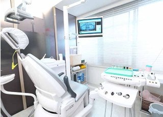 診察チェアです。こちらでお座りになって治療をお受けください。