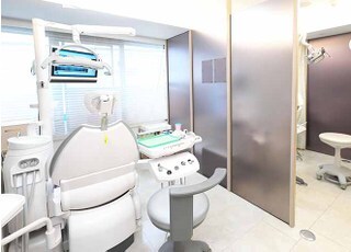 診察室はパーティションで区切っています。