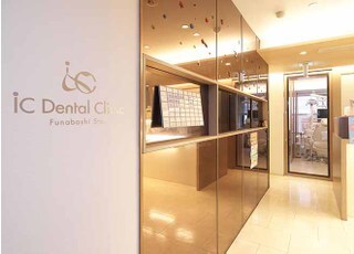 入口を入るとそのまま靴のままで上がって受付までお越しください。