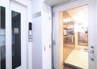 エレベーターで2階までお越しください。