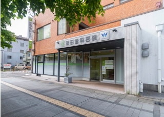 駐車場は当院の建物の周辺に８台あります。「菅田歯科医院」の看板が立ててある枠をご利用ください。