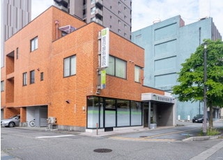 交差点「旅籠町」から神通川の方へ向かって進むと右側に当院があります。