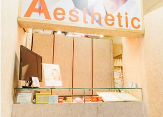 ご来院されましたら、受付にて診察券のご提示をお願いします。