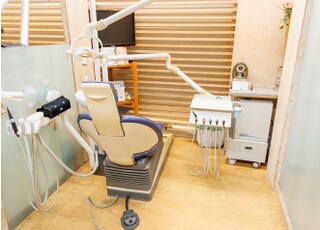 診療チェアです。必要に応じてモニターを使った詳細な説明をします。