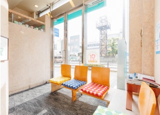 こちらでお待ちください。