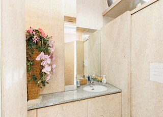 大きな鏡のある洗面台です。