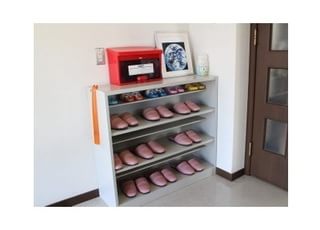 こちらで靴を履きかえてください。履いていただくスリッパは清潔に保っております。