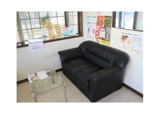 お待ちの際はこちらにお座りください。