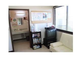 お待ちの間は雑誌やテレビを見てお待ちいただけます。