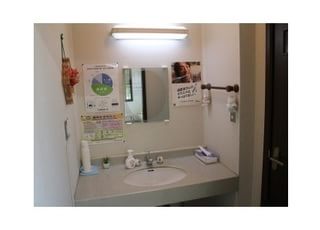 洗面所です。治療後はこちらで口元を確認いただけます。